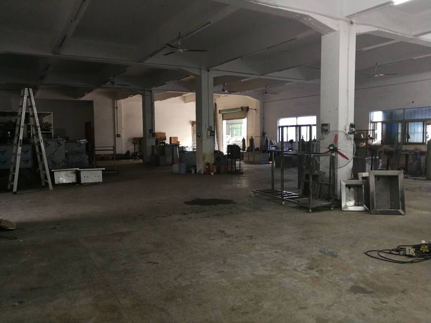 勁榮廠房超聲波清洗機(jī)展示區(qū)